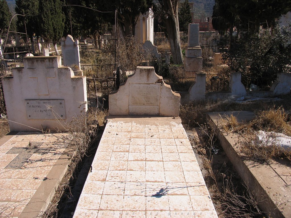 BOU SFER CIMETIERE 2004  N02 A L ABANDON.JPG